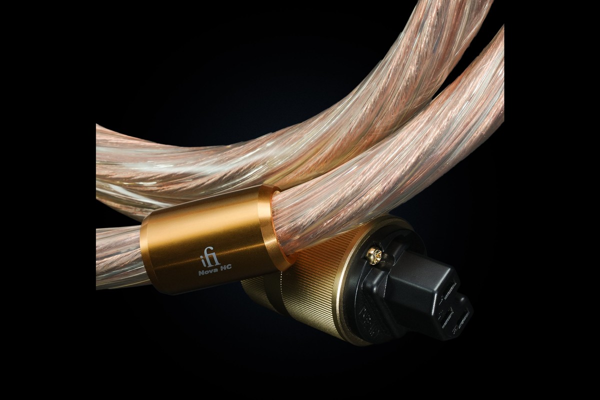 Goldener IEC-Stecker auf schwarzem Hintergrund