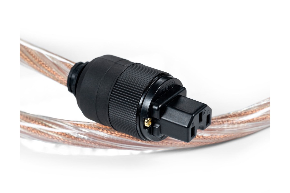 Schwarzer C15-Stecker, umgeben vom transparenten Kabel