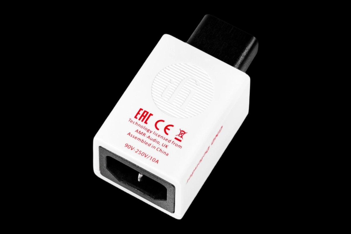 Lato IEC del modulo bianco con indicazioni di tensione e certificazione
