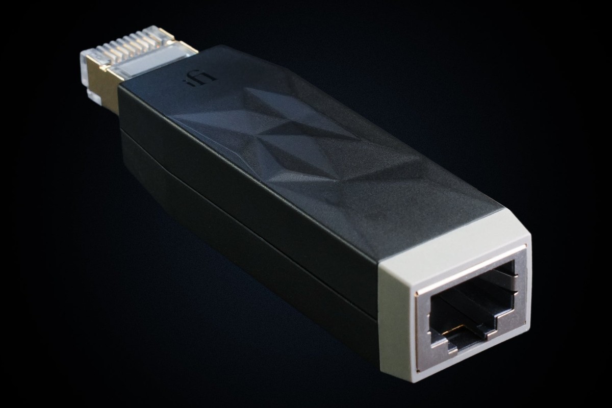 Ende mit RJ45-Buchse des schwarzen Filters vor schwarzem Hintergrund