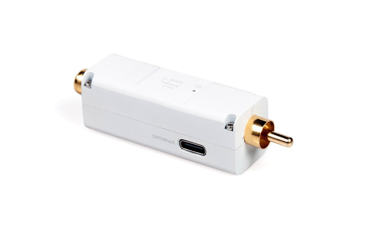 Boîtier blanc vu de côté, port USB-C et fiche coaxiale dorée