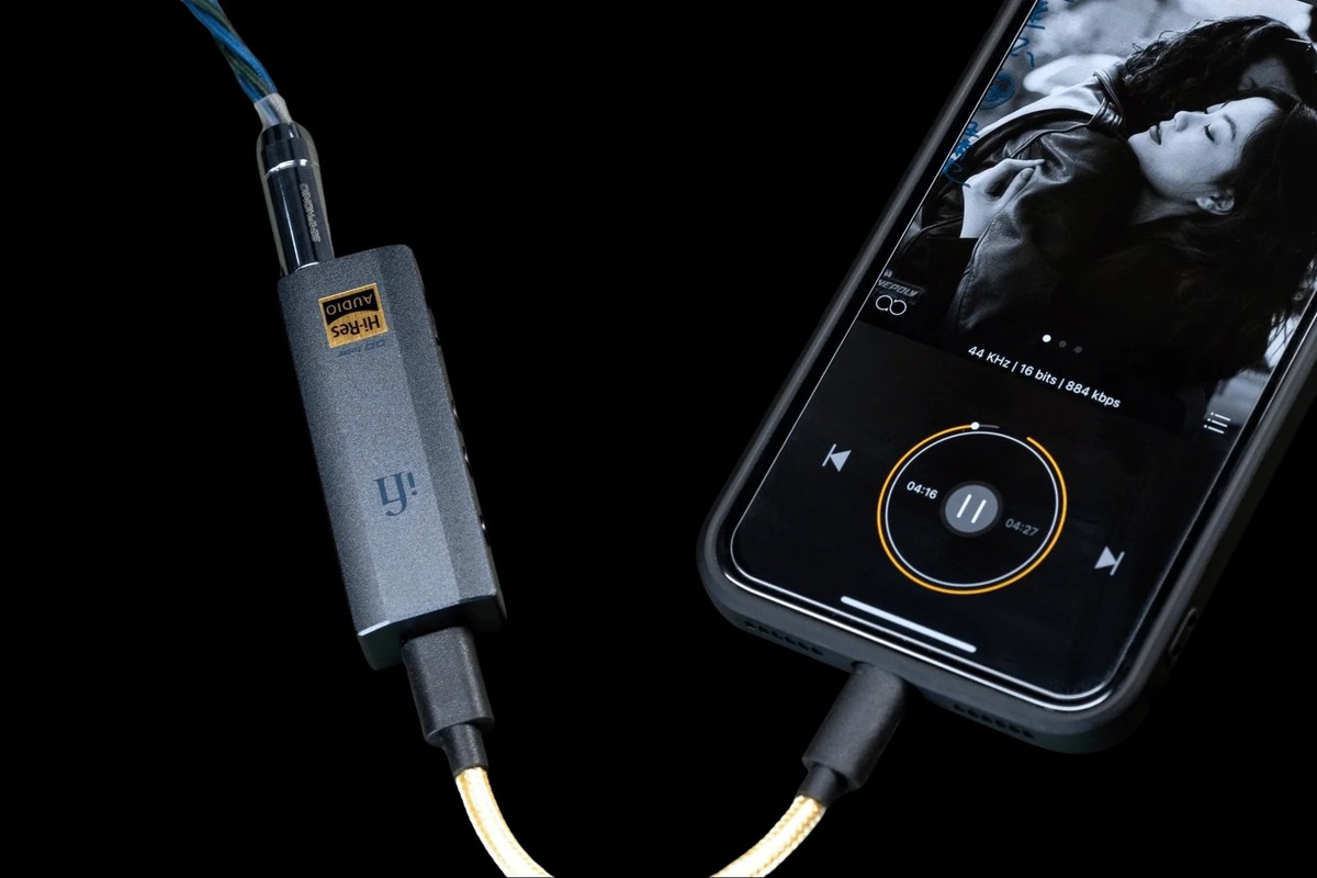 Unit connected to a playing smartphone on one side and to an earphone cable on the other