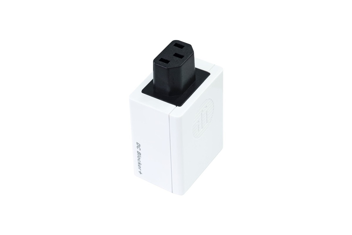 Weisser DC Blocker+ stehend vor weissem Hintergrund, IEC-Buchse oben