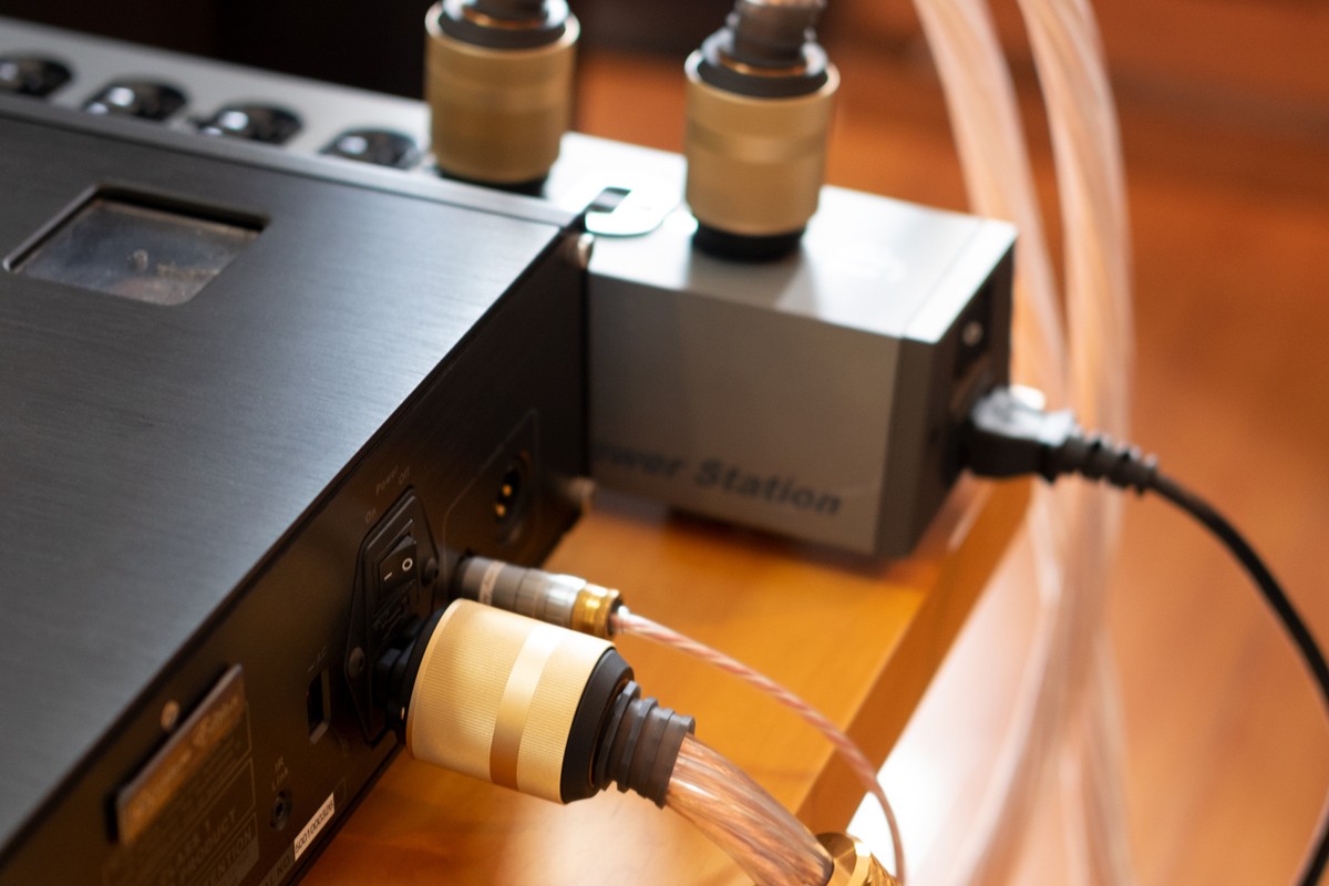 Cavi Quasar collegati al retro di apparecchi audio