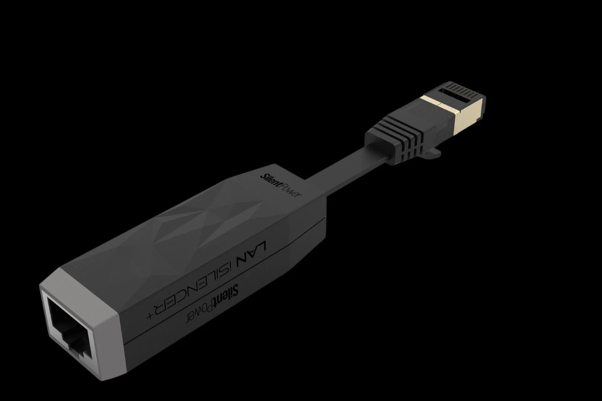 Schwarzer Filter mit RJ45-Buchse und kurzem Kabel mit RJ45-Stecker