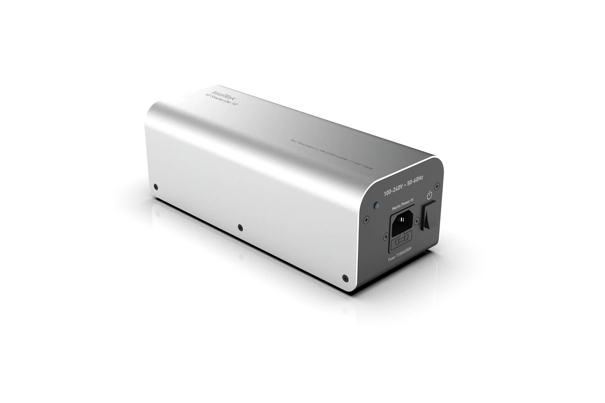 IsoTek V5 Syncro Uni 10 di tre quarti, lato ingresso di rete