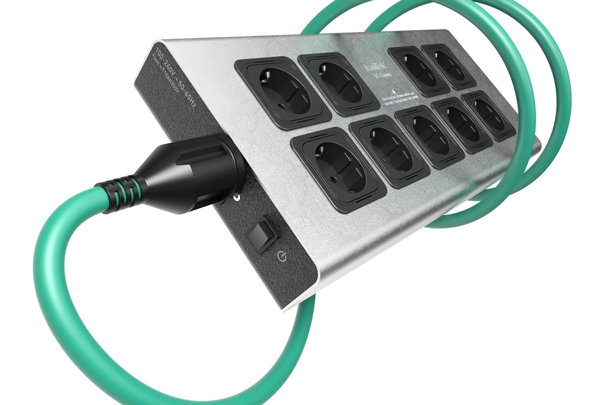 Barrette IsoTek V5 Corvus vue de trois quarts, ses neuf prises Schuko