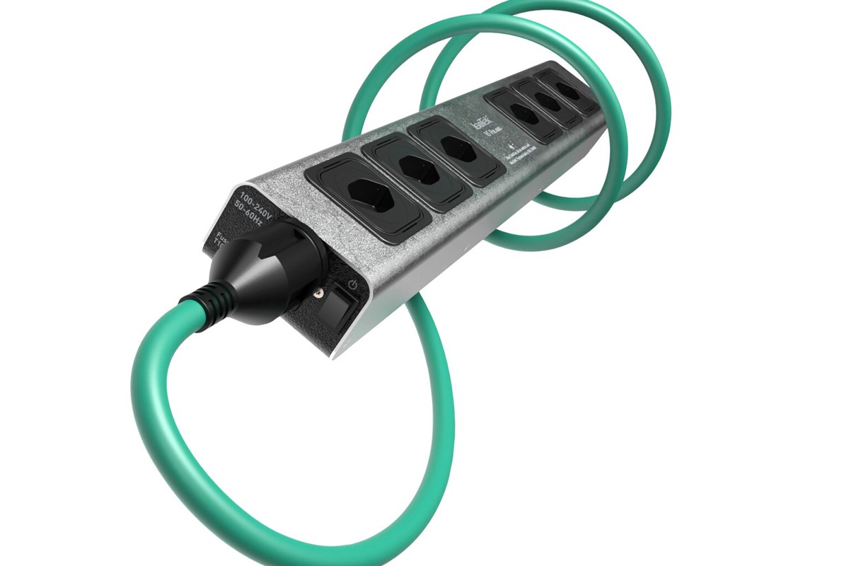 Barrette IsoTek V5 Polaris CH vue de trois quarts, ses six prises suisses