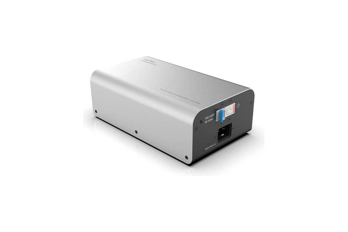 IsoTek V5 Syncro Uni 16, face arrière : entrée IEC C20, disjoncteur et plaque signalétique
