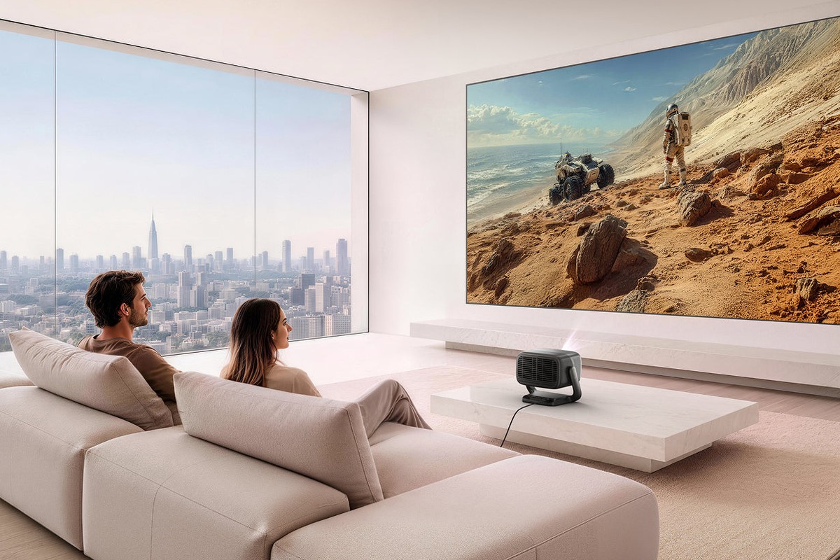 IRIS Ultra Max auf einem Couchtisch, Objektiv auf die Leinwand im Wohnzimmer gerichtet