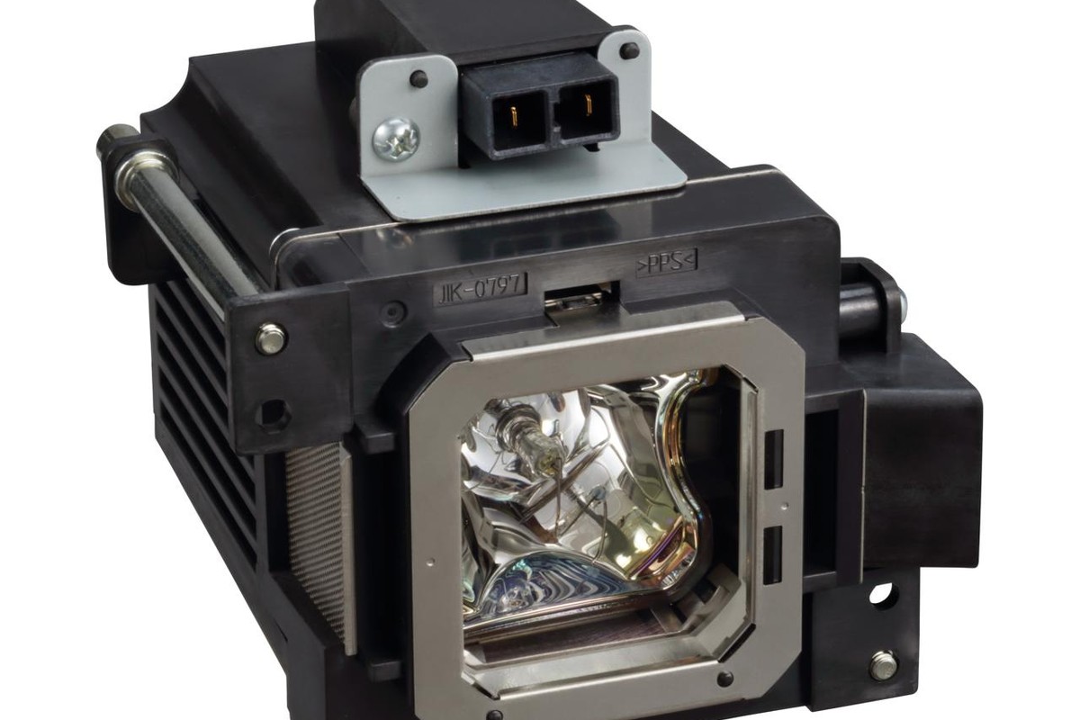 JVC PK-L2618UW Lampenmodul in Dreiviertelansicht auf weissem Hintergrund