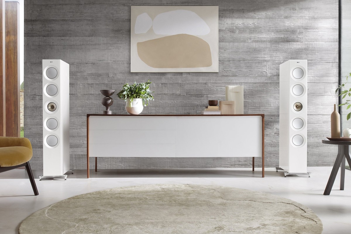 Enceintes colonnes KEF Reference 5 Meta blanches de part et d'autre d'un buffet