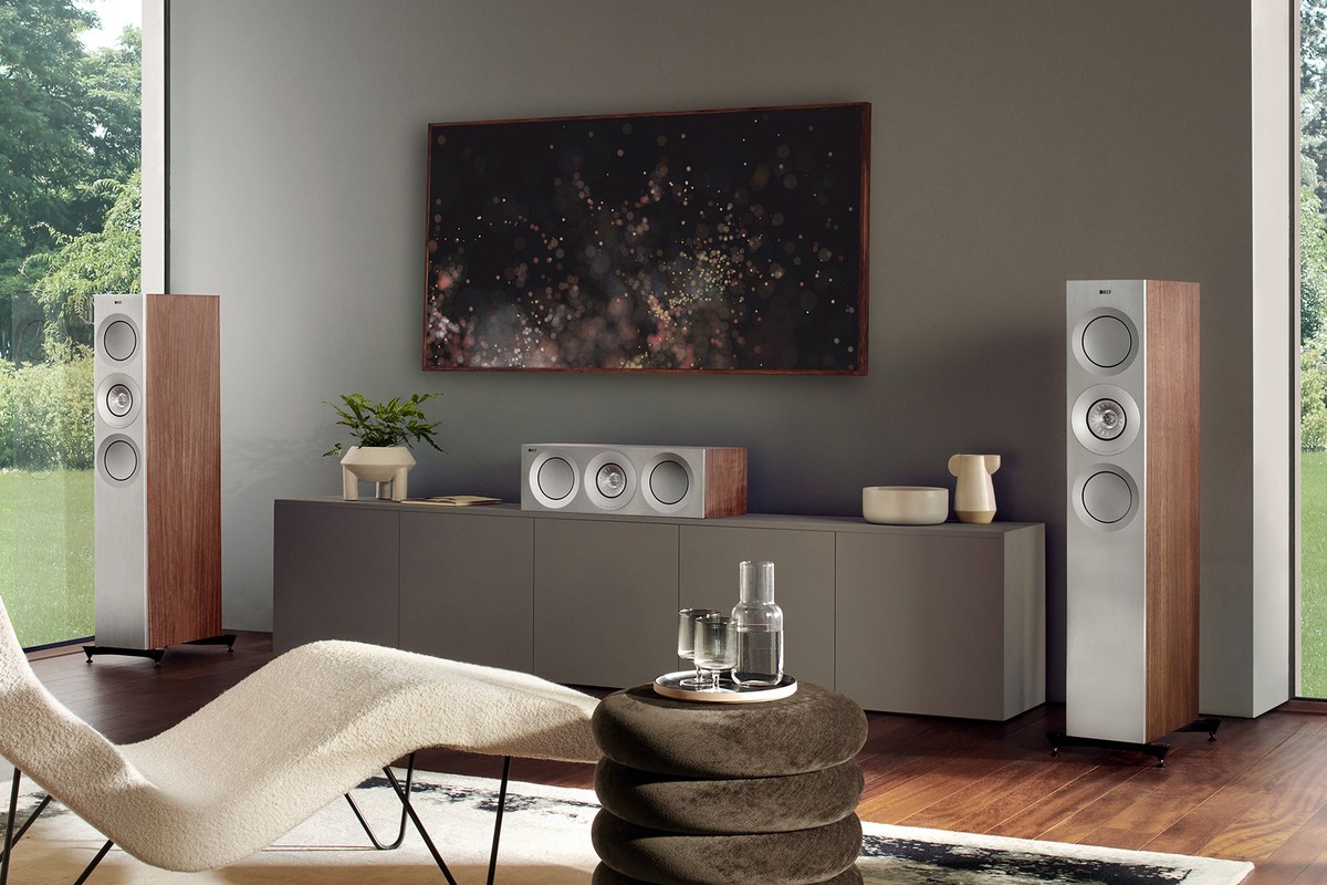 Enceintes colonnes KEF Reference 3 Meta en noyer dans un séjour ouvert