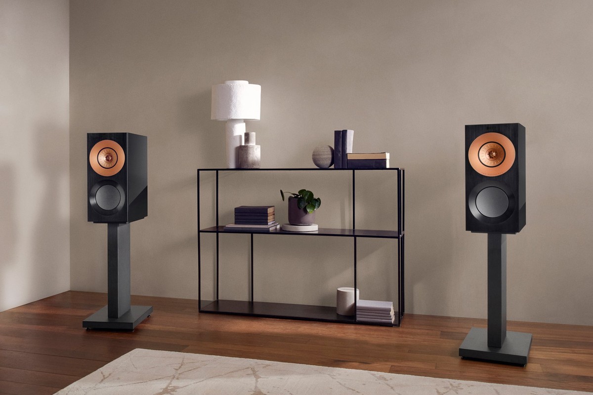 Enceintes bibliothèque KEF Reference 1 Meta sur pieds, de part et d'autre d'une console