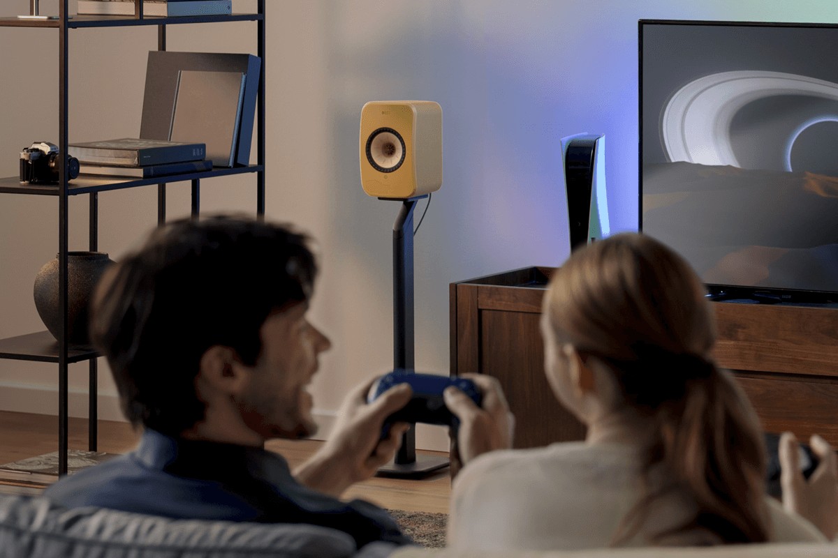 Enceintes compactes KEF LSX II sous un téléviseur de salon
