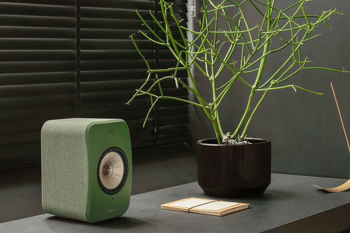 Enceinte verte olive en situation dans un salon