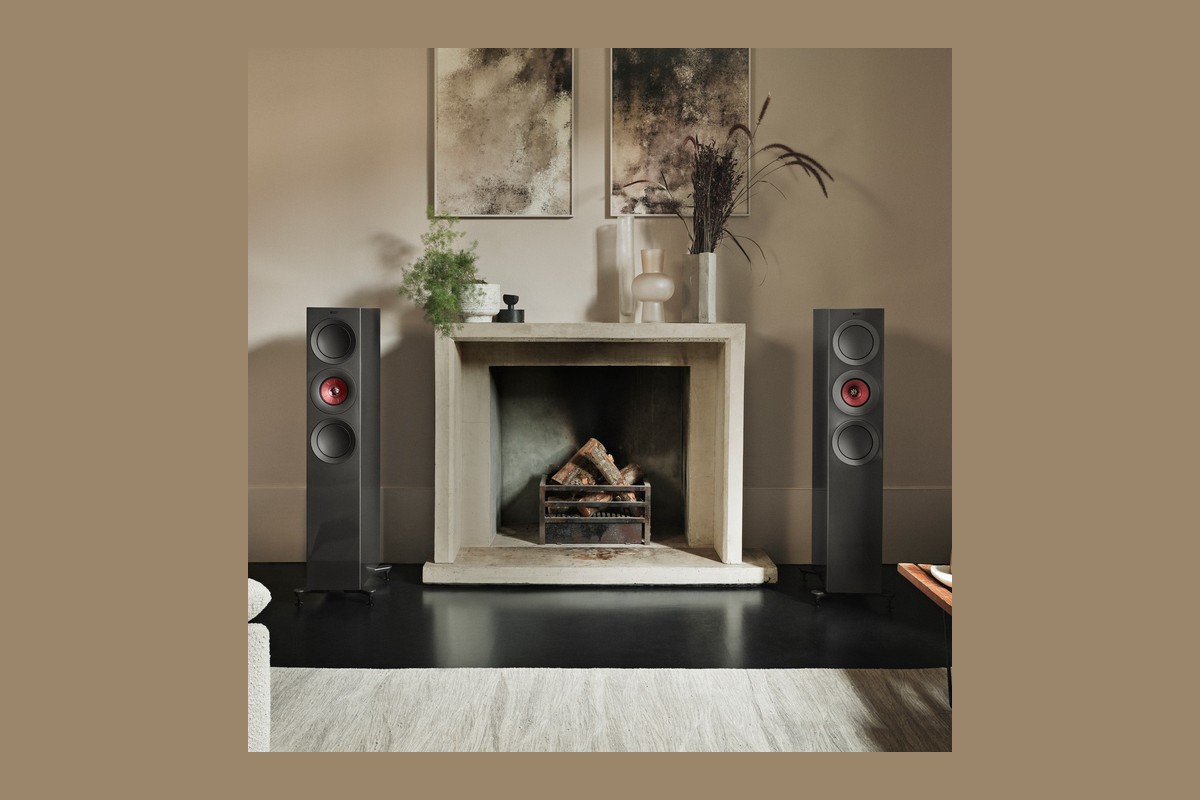 Enceintes colonne KEF R7 Meta encadrant un téléviseur