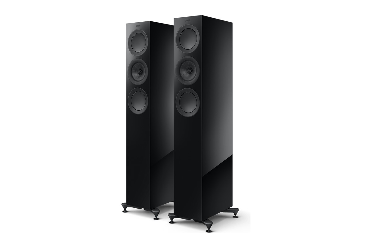 Enceintes colonne KEF R5 Meta dans une pièce d'écoute