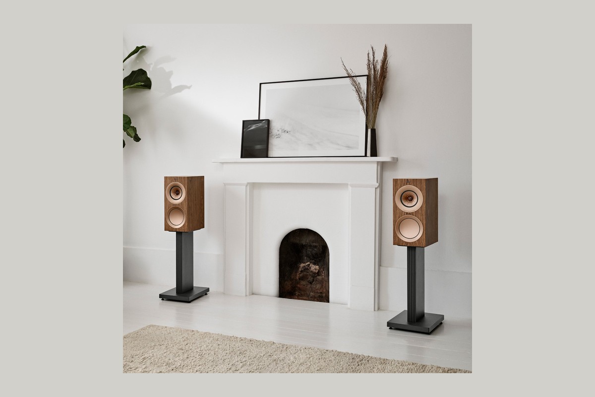 Enceintes KEF R3 Meta sur pieds dans un séjour