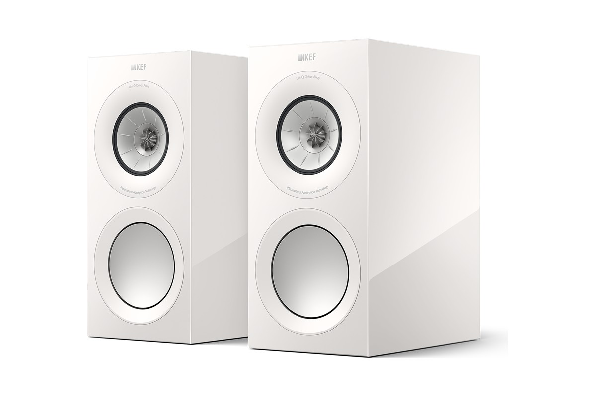 L'enceinte en finition noyer vue de trois quarts