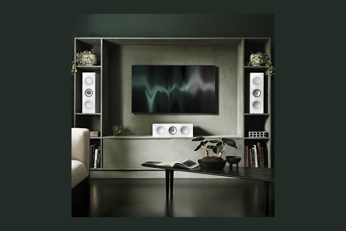 Enceinte centrale KEF R2 Meta sous un téléviseur