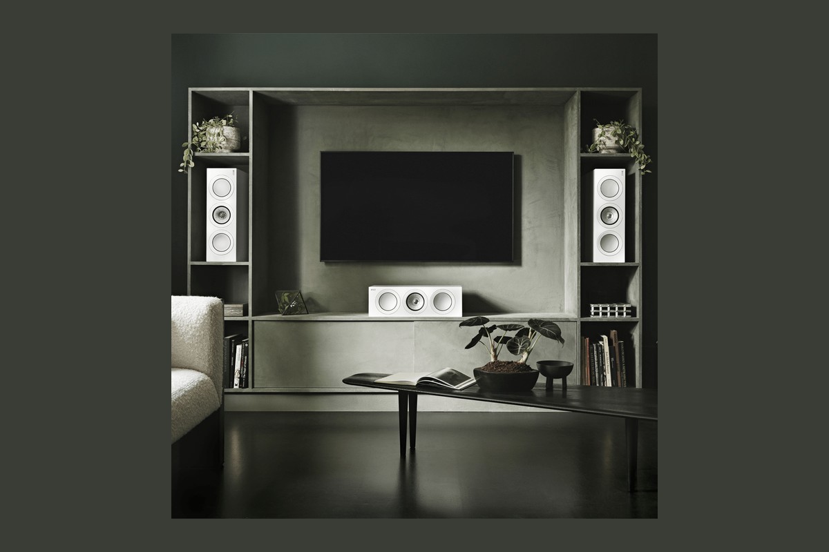 Enceinte centrale KEF R6 Meta sous un écran