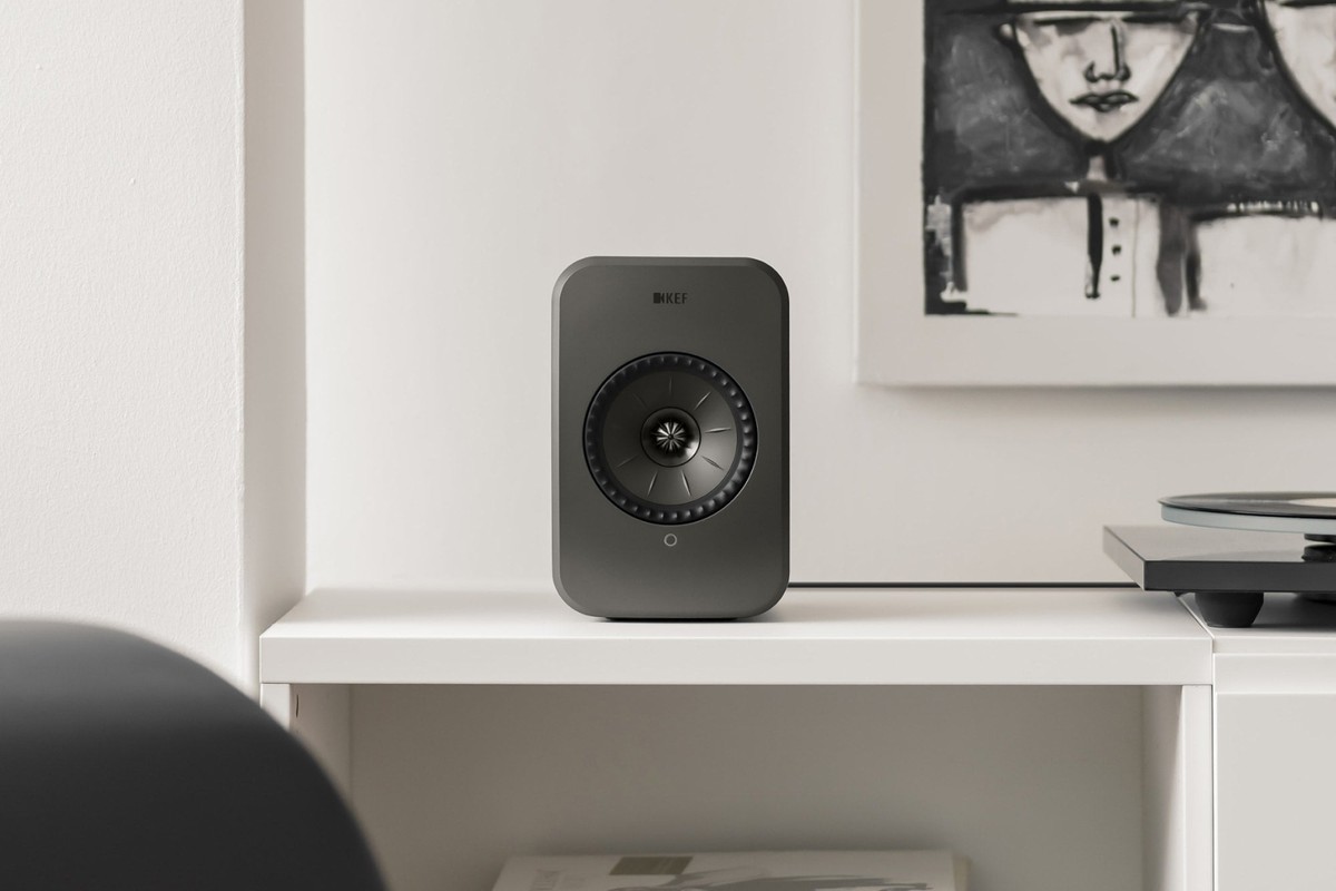 Paire gris graphite à côté d'une platine vinyle