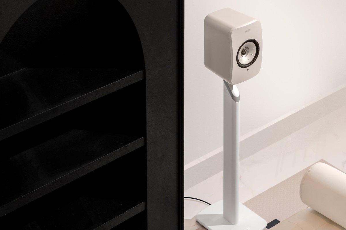 Enceinte blanc galet avec ses accessoires de bureau