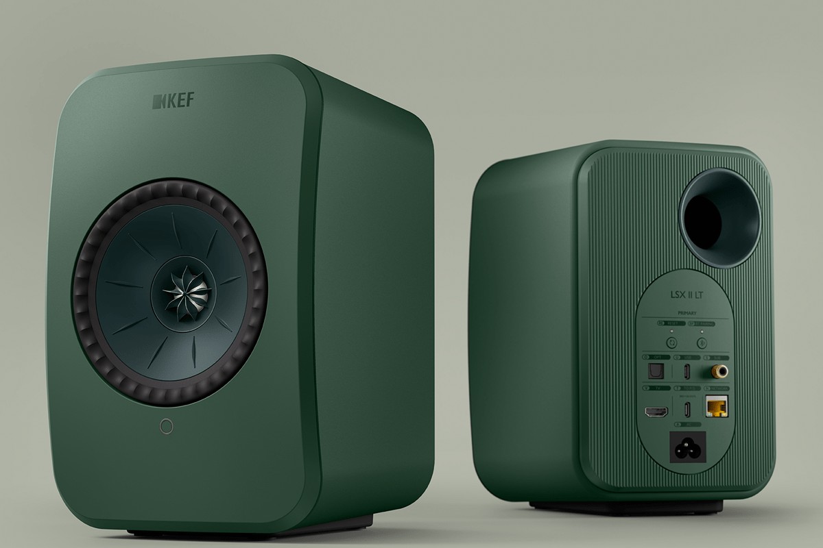 Vue de face de l'enceinte compacte sur fond coloré