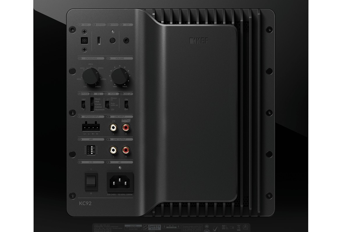 Panneau amplificateur arrière avec ses connecteurs et commandes