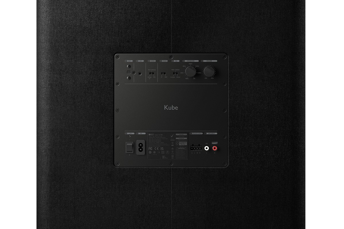 Plaque d'amplification en gros plan, réglages de filtre, de phase et de volume