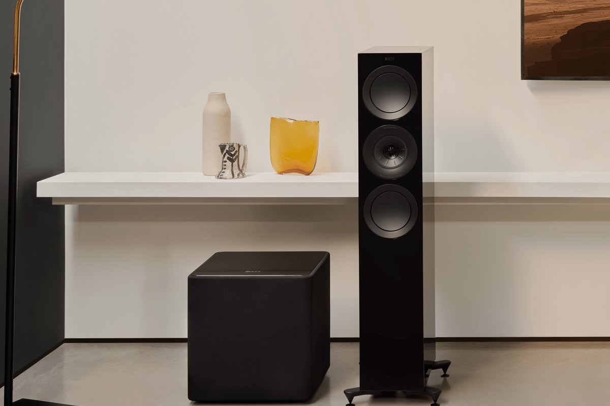 Caisson de basses KEF Kube 12 MIE posé au sol dans un salon