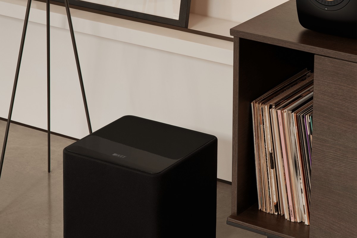 Caisson de basses KEF Kube 10 MIE posé au sol dans un salon