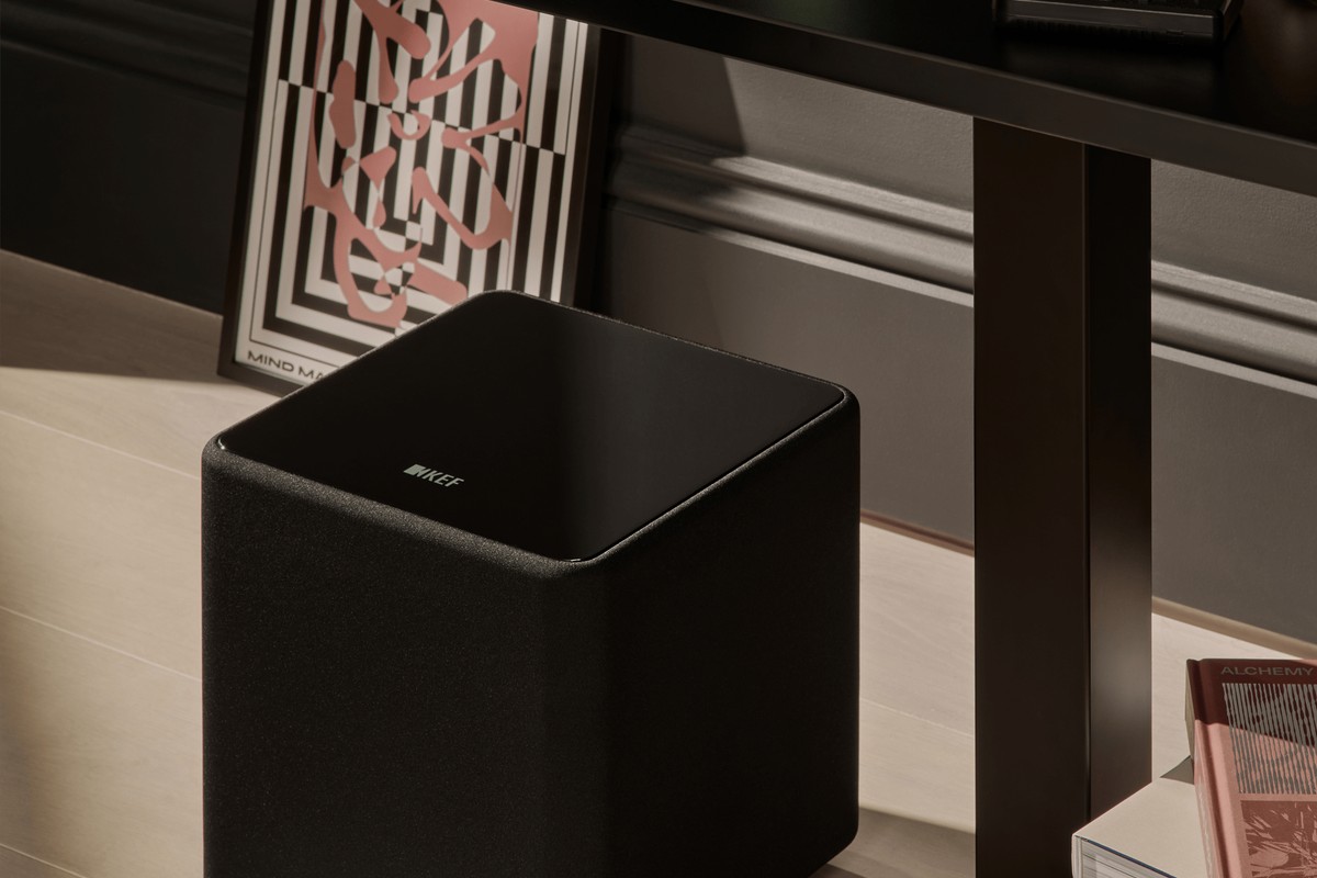 Caisson de basses KEF Kube 8 MIE posé au sol dans un salon