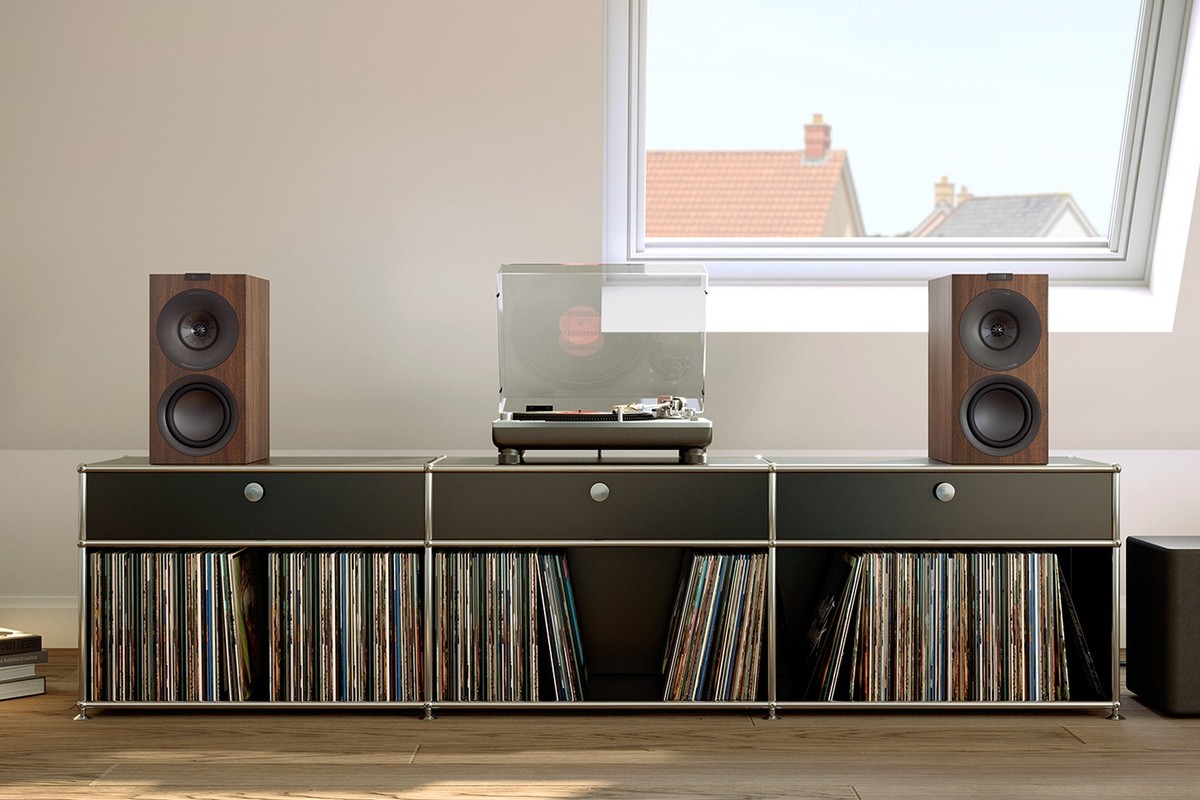 Enceintes KEF Q Concerto Meta en noyer de part et d'autre d'une platine vinyle