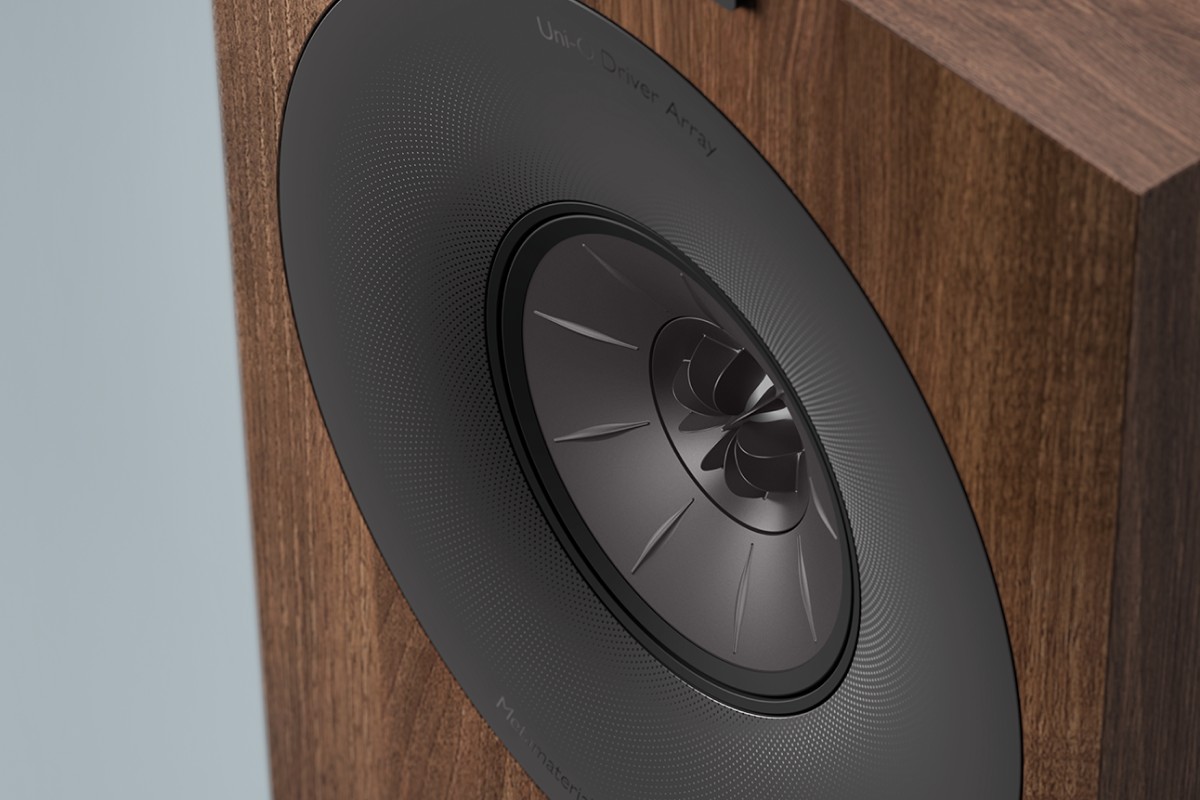 Gros plan du haut-parleur coaxial Uni-Q sur un coffret noyer