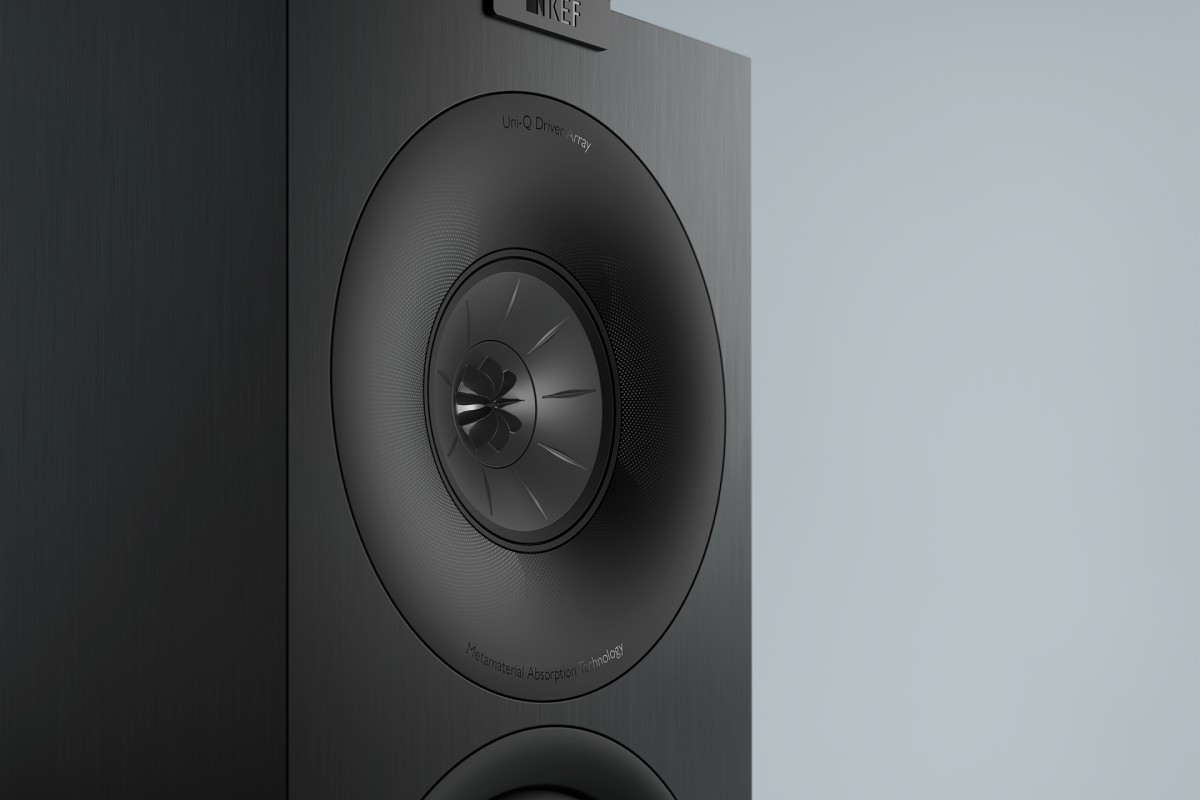 Gros plan du haut-parleur coaxial Uni-Q en finition noire