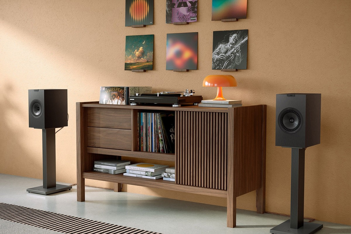 Enceintes KEF Q3 Meta sur pieds de part et d'autre d'un meuble hi-fi