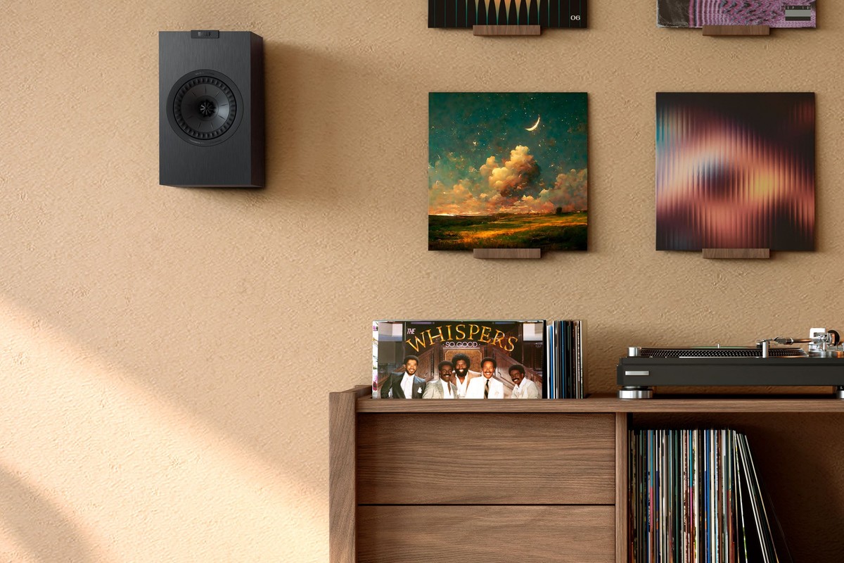 Enceinte KEF Q1 Meta en hauteur au-dessus d'un meuble à vinyles