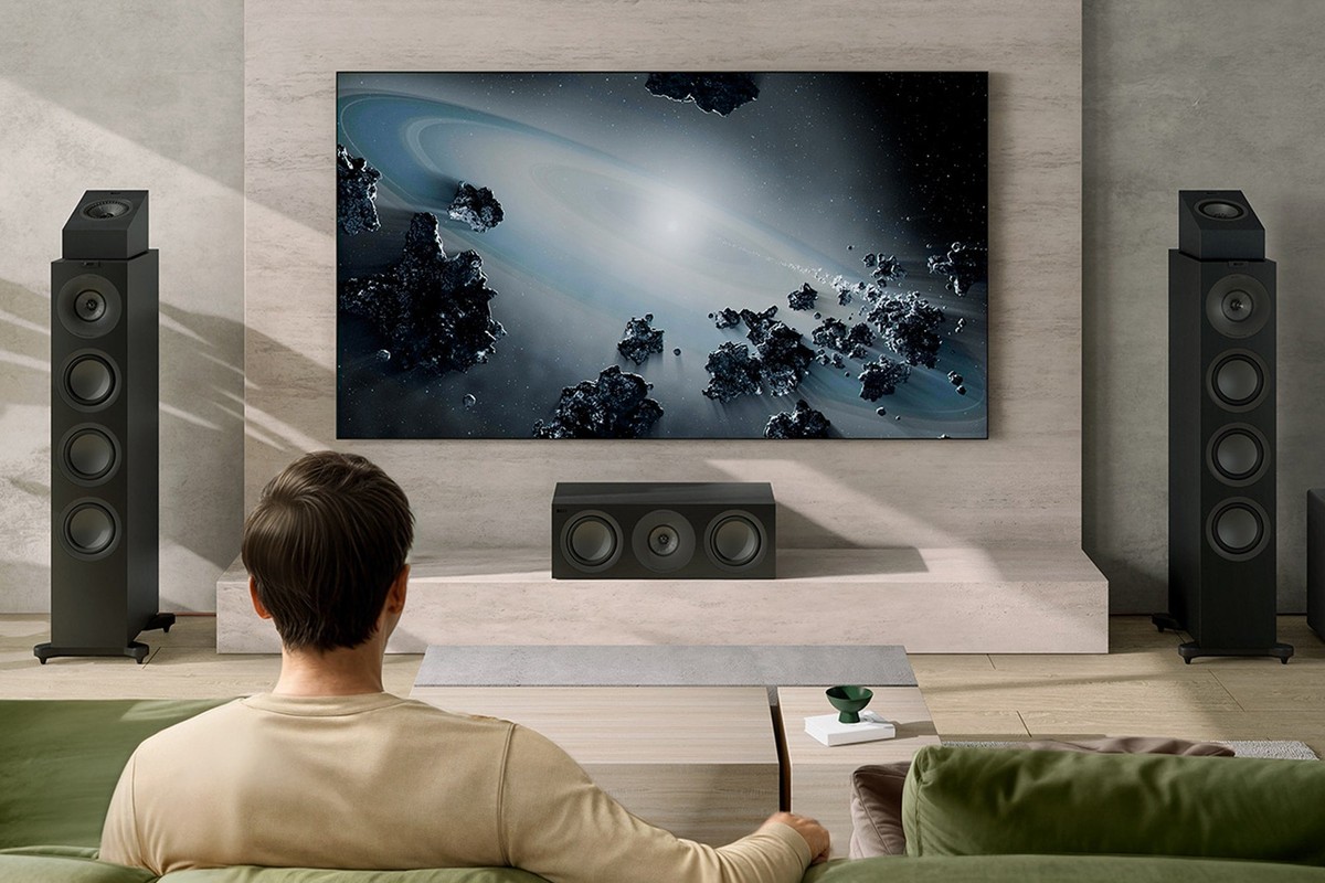 Enceintes colonne KEF Q11 Meta encadrant un téléviseur dans un salon