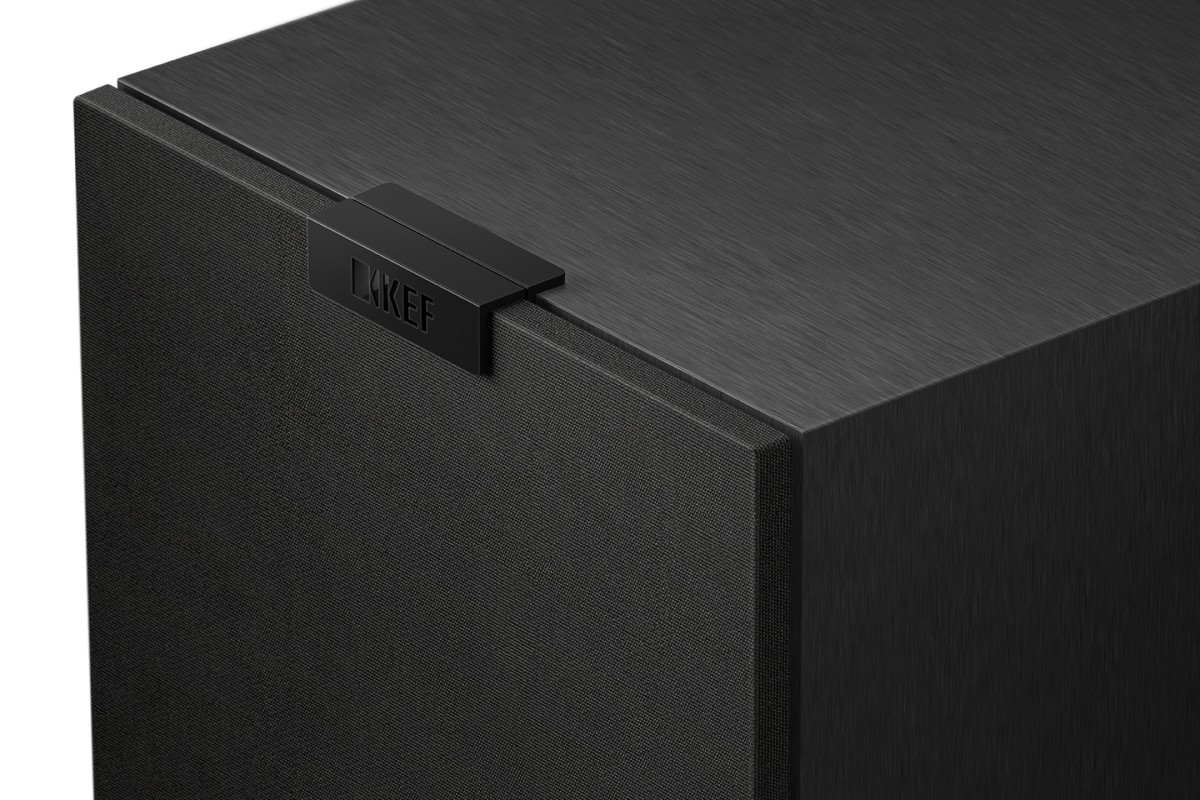 Détail de l'angle du coffret noir et du logo de la marque