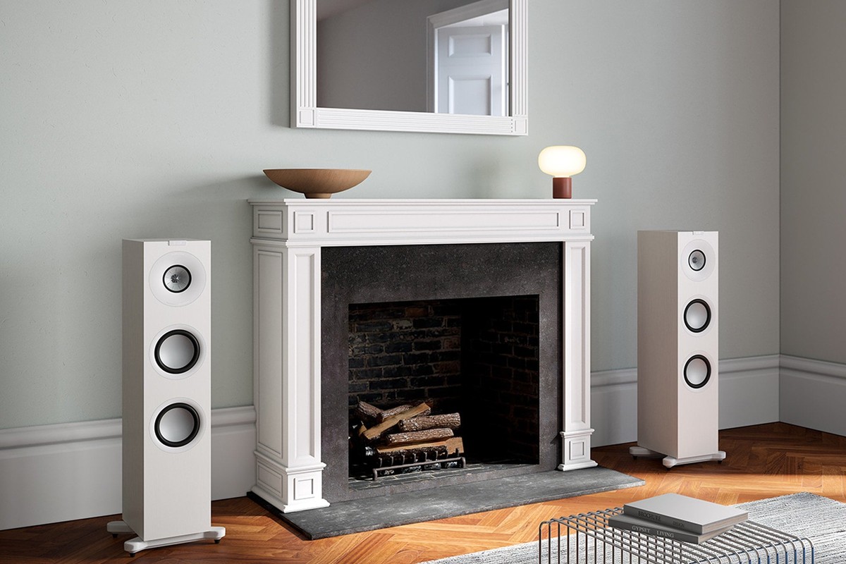 Enceintes colonne KEF Q7 Meta blanches de part et d'autre d'une cheminée