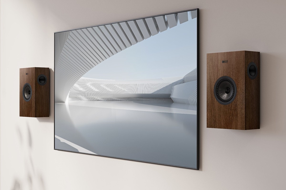Enceintes murales KEF Q4 Meta en noyer de part et d'autre d'un tableau