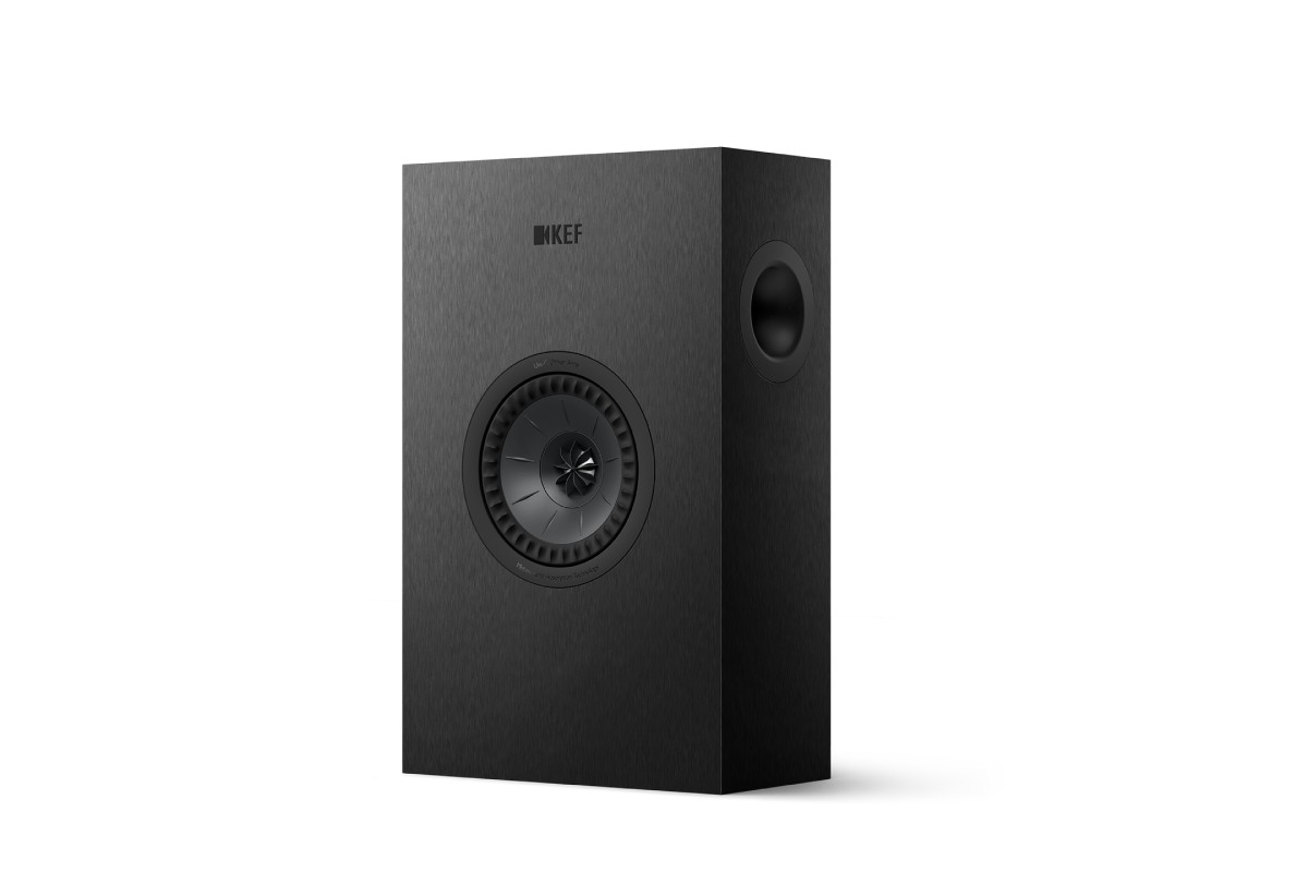 Enceinte murale noire vue de trois quarts sur fond clair