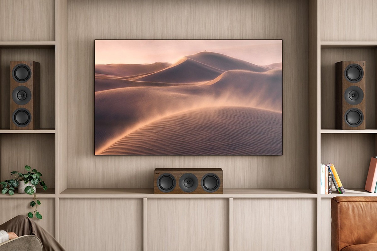 Enceinte centrale KEF Q6 Meta sous un téléviseur dans un meuble mural