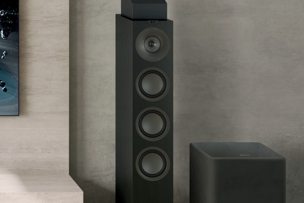 Enceinte KEF Q8 Meta posée sur une colonne dans une pièce d'écoute