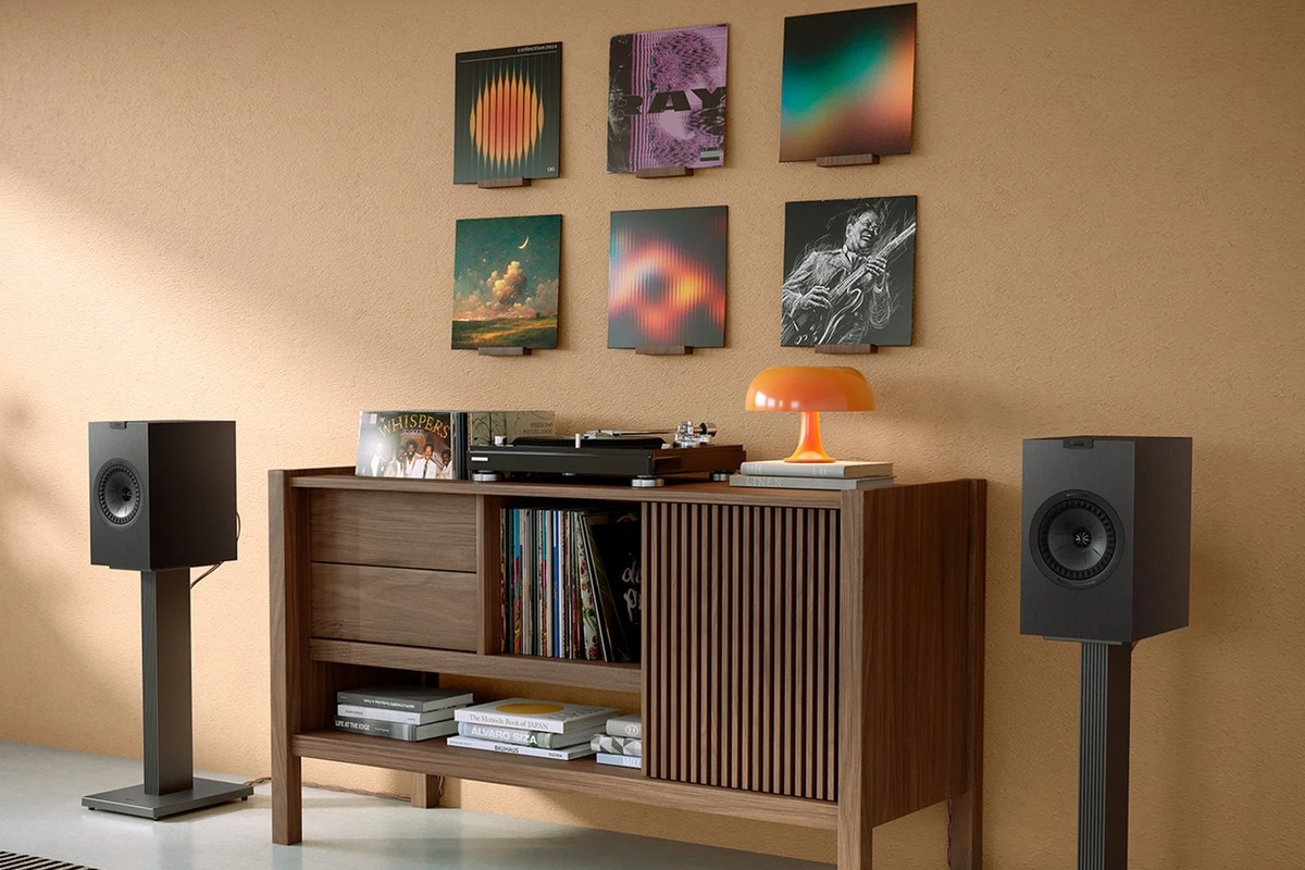 Supporti KEF SQ1 grigio ardesia ai lati di un mobile porta dischi