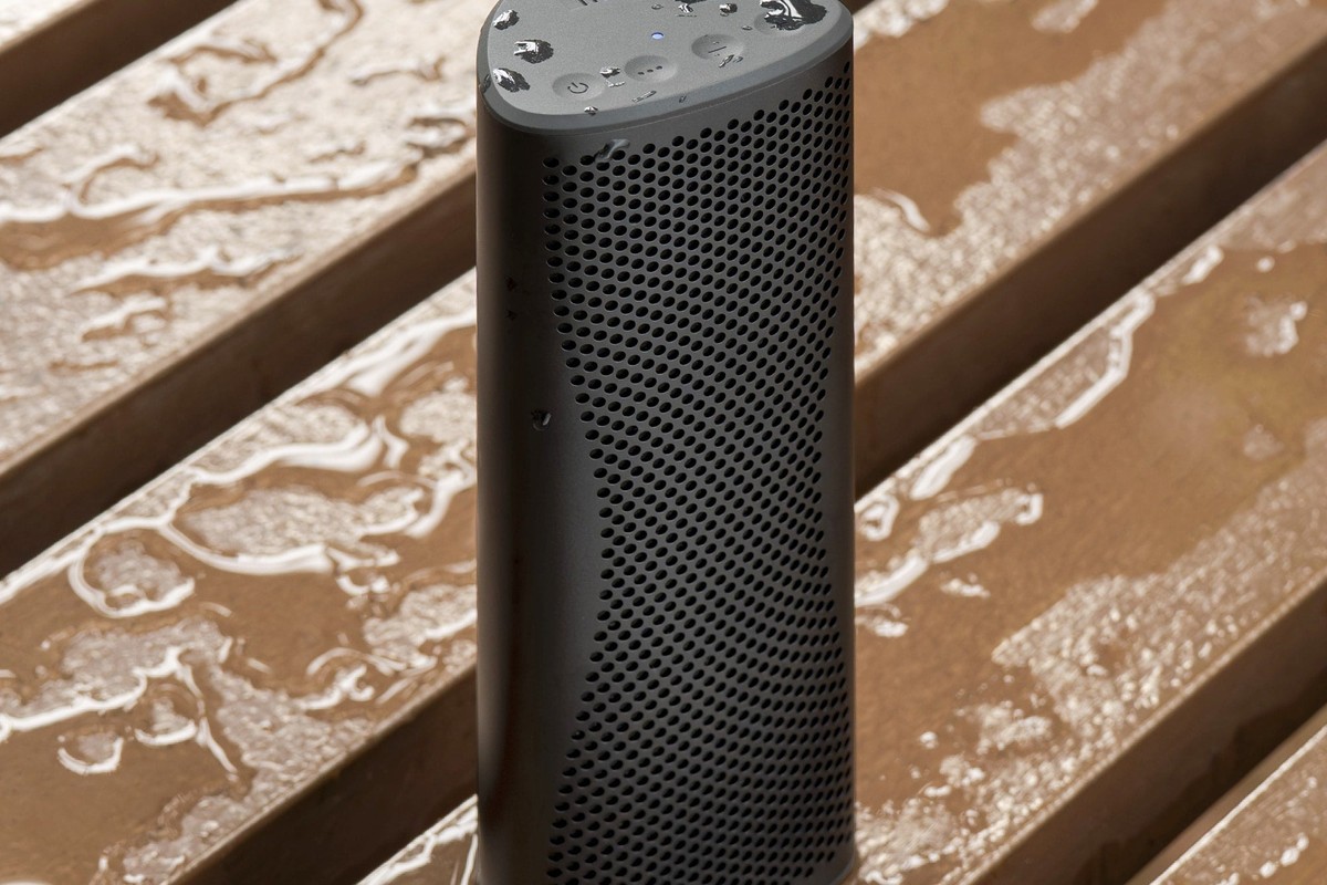 Enceinte portable KEF Muo posée en extérieur