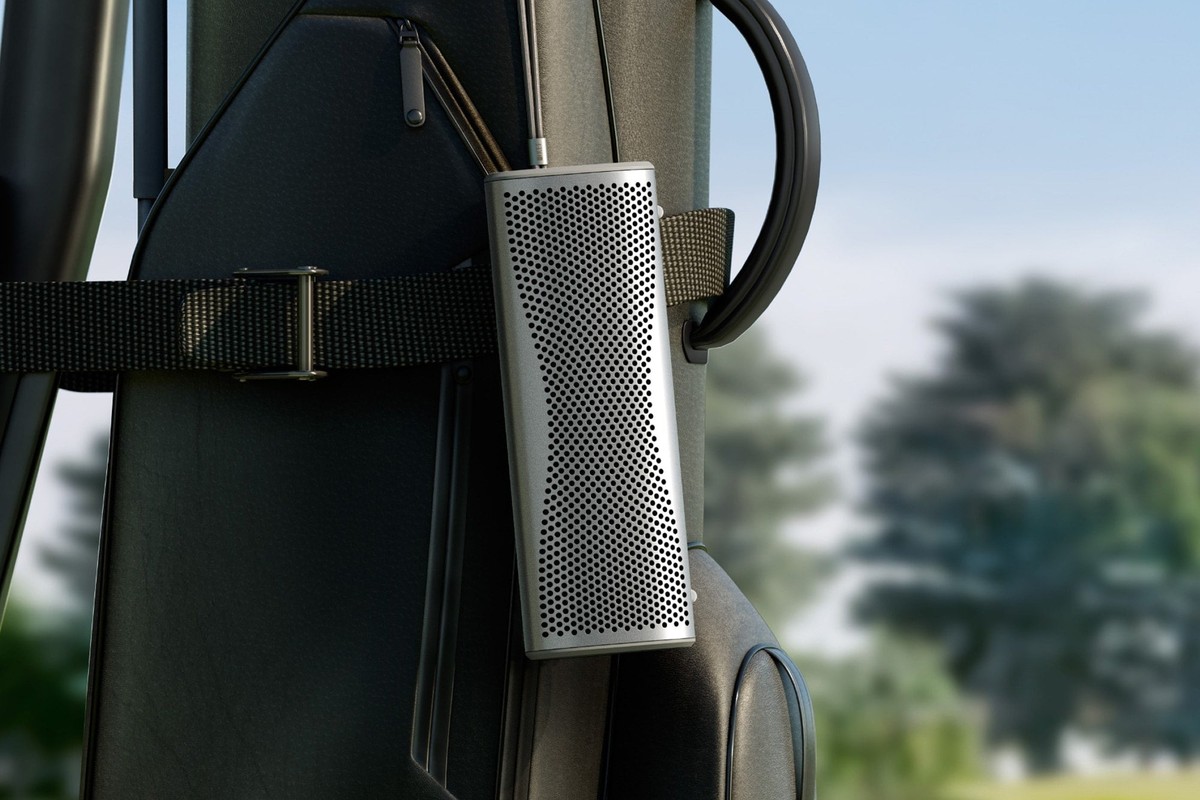 Enceinte suspendue verticalement par sa dragonne