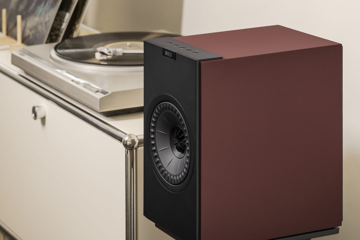 Enceintes KEF Coda W dans un séjour, vue rapprochée